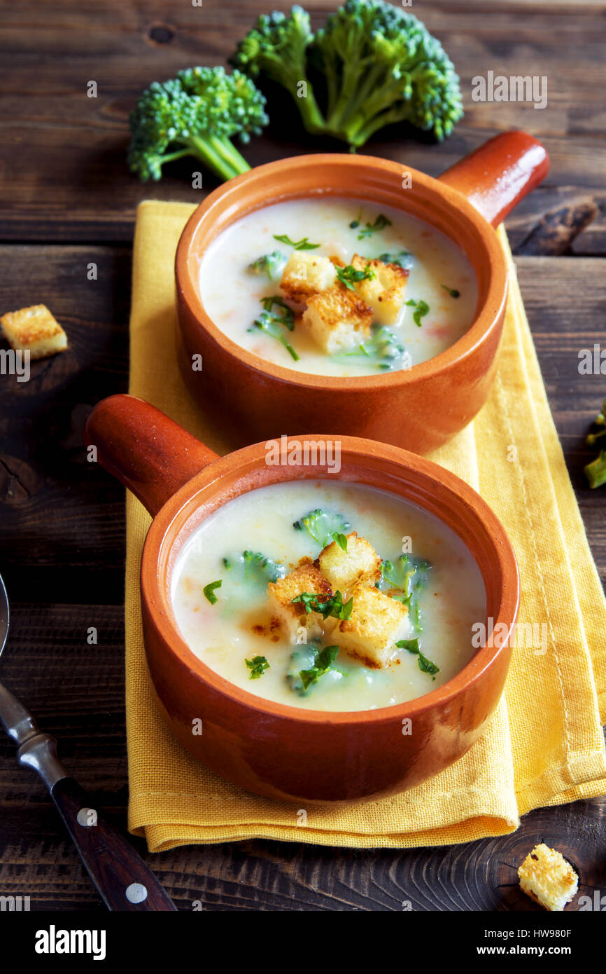Les légumes et le fromage cheddar soupe crème de brocoli avec croûtons et sur fond de bois avec copie espace - maison bio végétarienne saine vegan Banque D'Images Les légumes et le fromage cheddar soupe crème de brocoli avec croûtons et sur fond de bois avec copie espace - maison bio végétarienne saine vegan Banque D'Images
