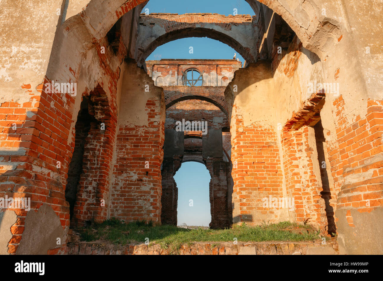 Les murs en brique rouge de la vieille église orthodoxe en ruine du Village de Saint-Nicolas, Dobrush Lenino District, région de Gomel, Bélarus Banque D'Images