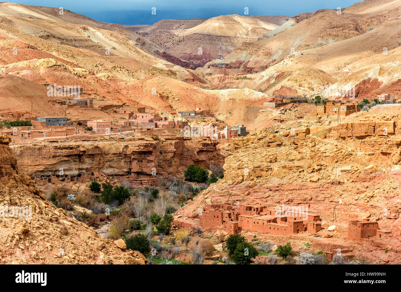 Paysage de l'Asif Ounila vallée dans les montagnes du Haut Atlas, Maroc Banque D'Images