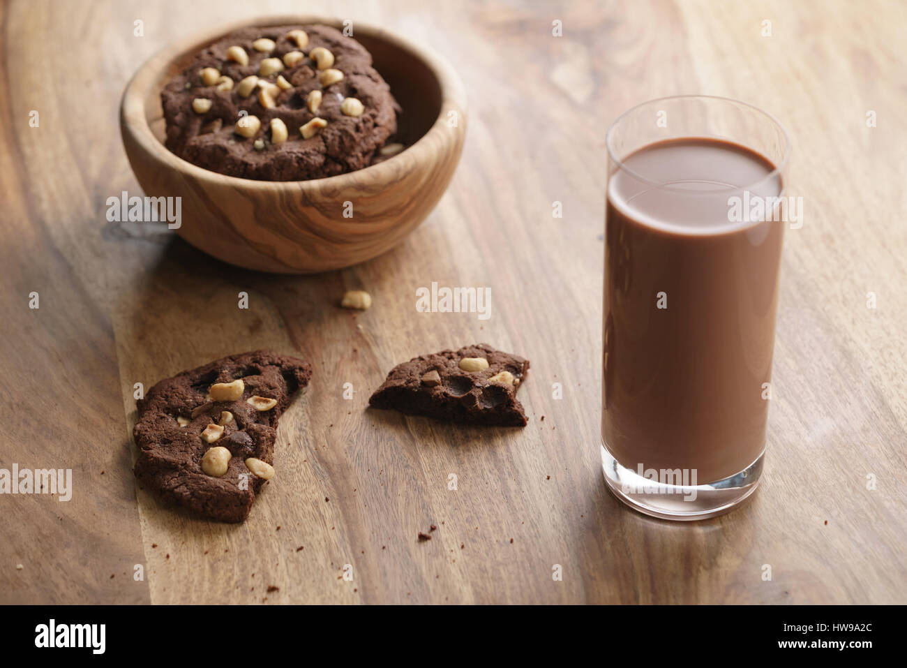 En verre de lait au chocolat avec des biscuits au chocolat aux noisettes Banque D'Images