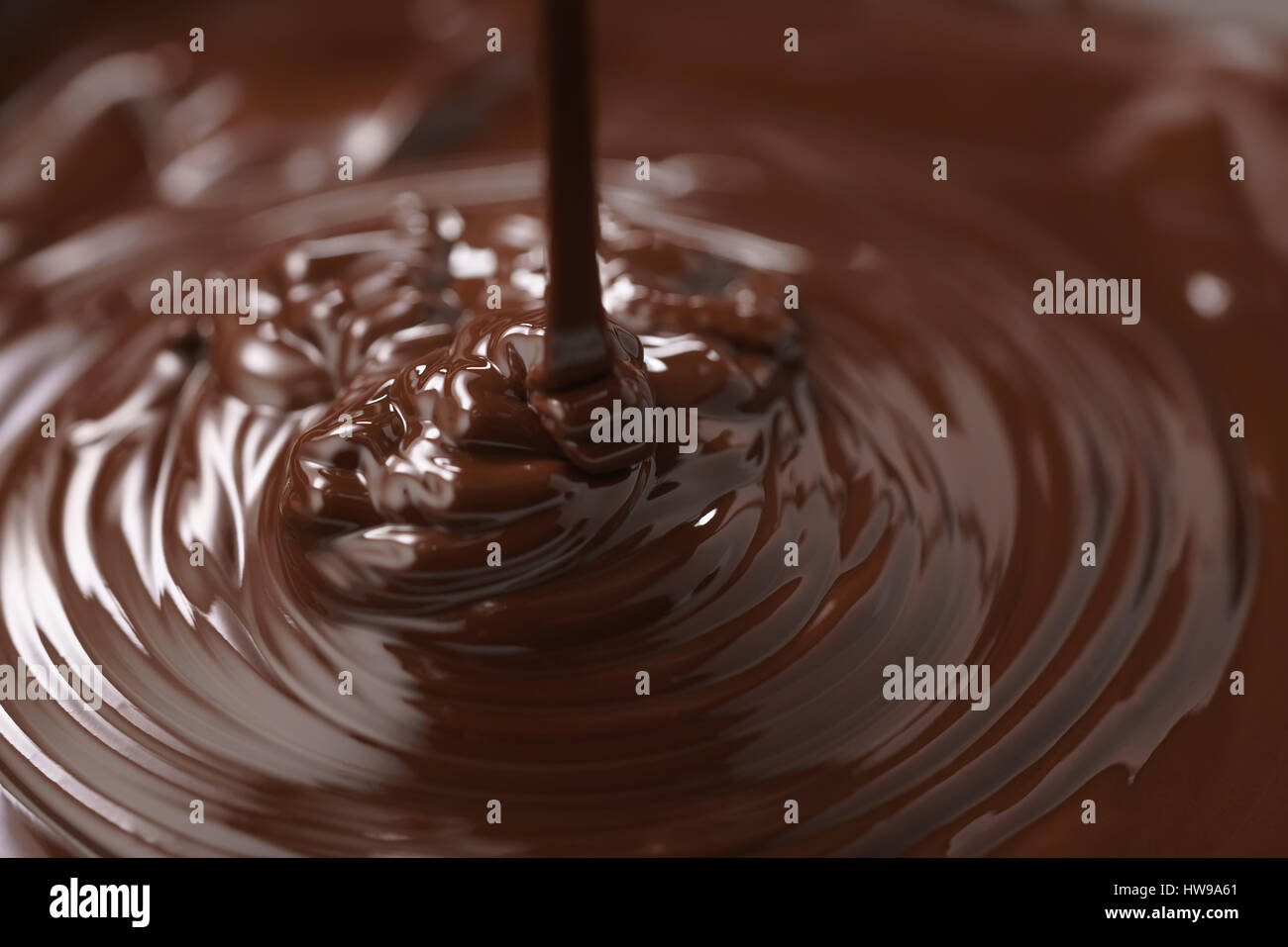 Macro photo de la prime pour le chocolat noir dans un bol Banque D'Images