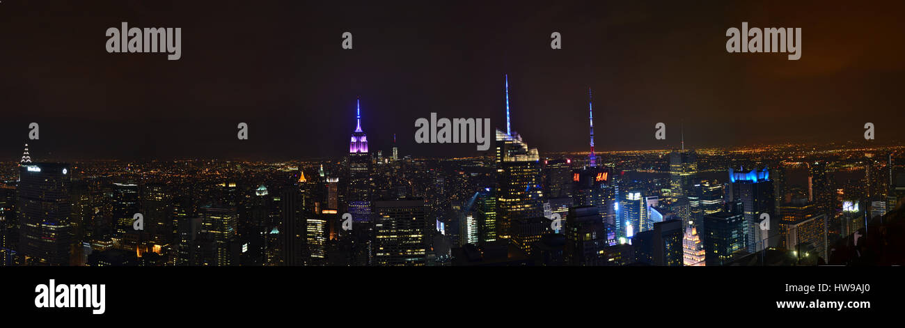 Photo panoramique de la ville de New York, à partir du haut du roc sur e 4e de juillet. Toits de New York au cours de la nuit, plein de lumière Banque D'Images