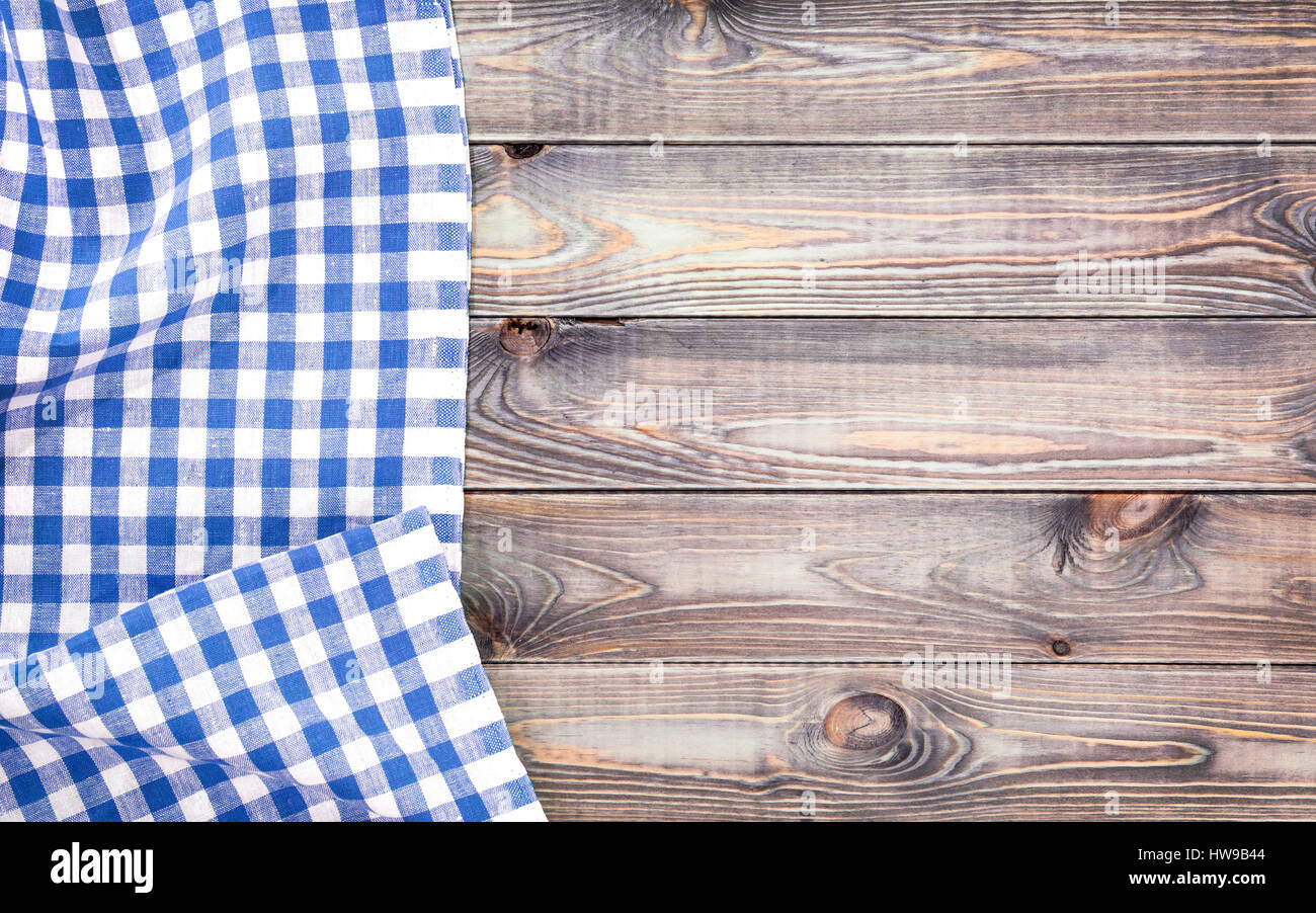 Ancienne table en bois avec blanc à carreaux bleu, nappe en vue de dessus avec copie espace Banque D'Images