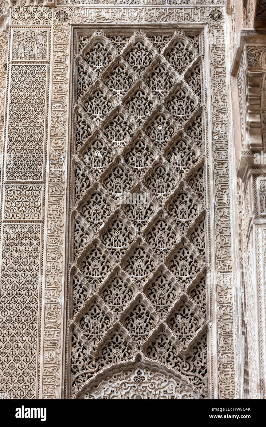 Fes, Maroc. Décoration en stuc, la Médersa Attarine, Fès El-Bali. Banque D'Images