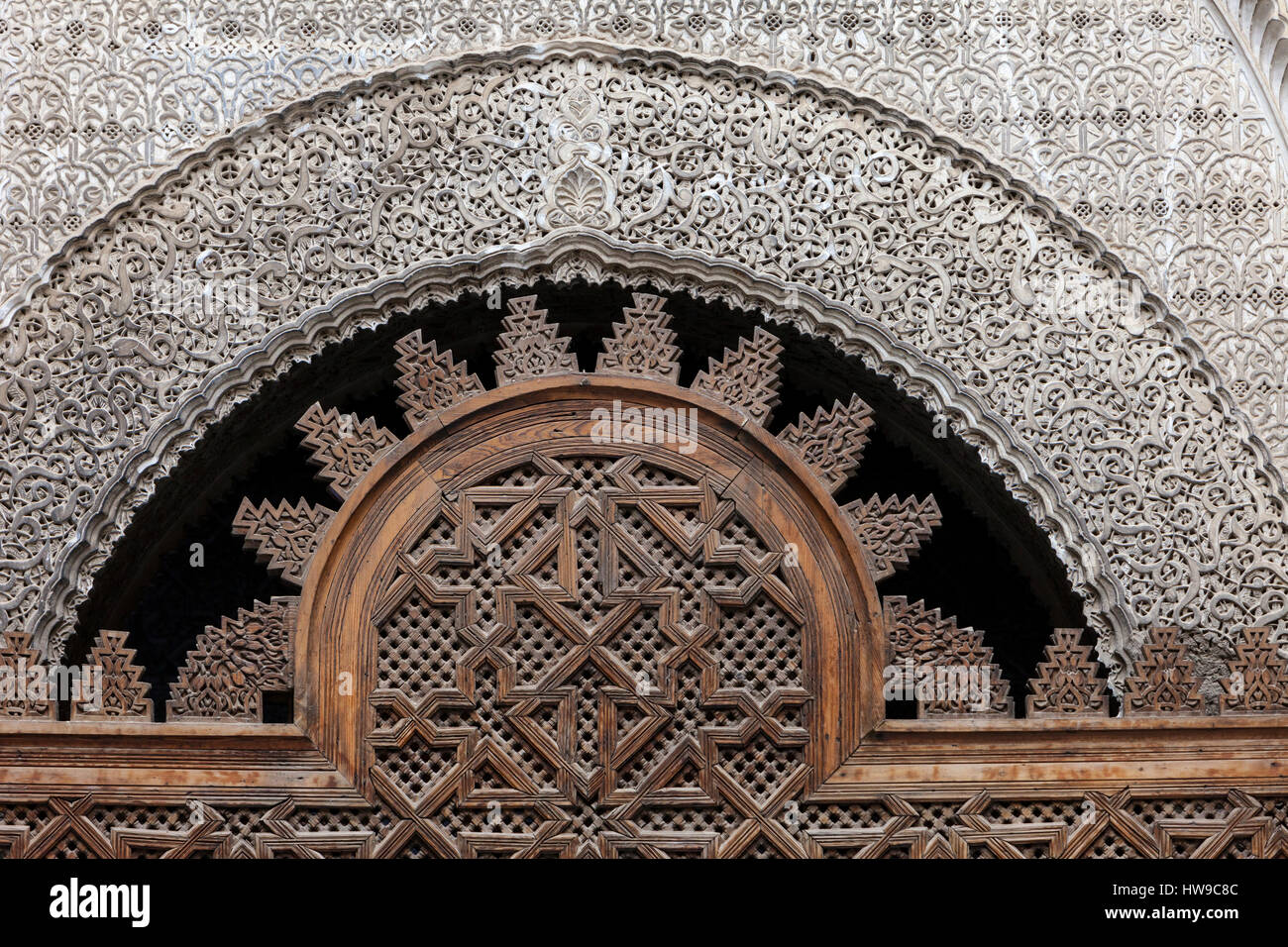 Fes, Maroc. Boiseries sculptées et des décorations en stuc de la Médersa Attarine, Fès El-Bali. Banque D'Images