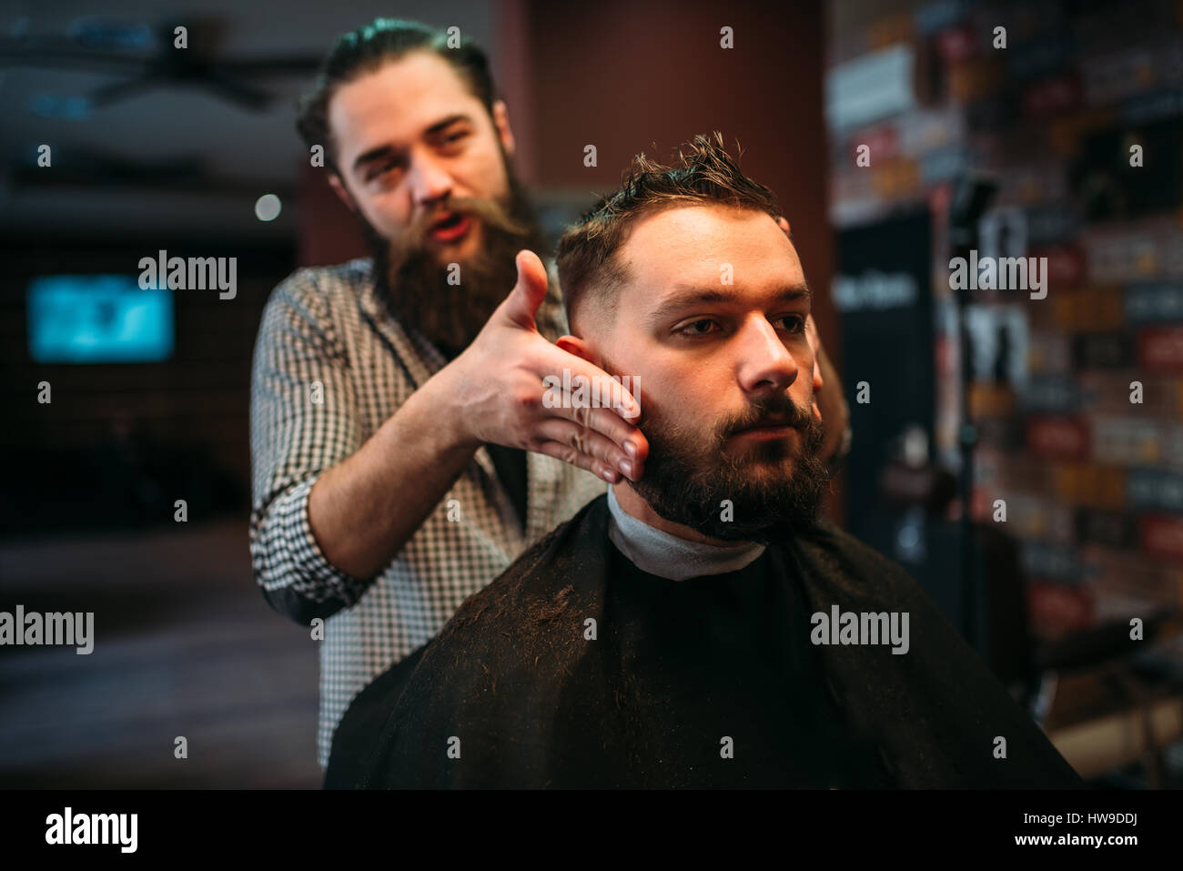 Coiffure homme barbu de hipster hairstyle. Homme en noir client visite cap  coiffure coiffure Photo Stock - Alamy