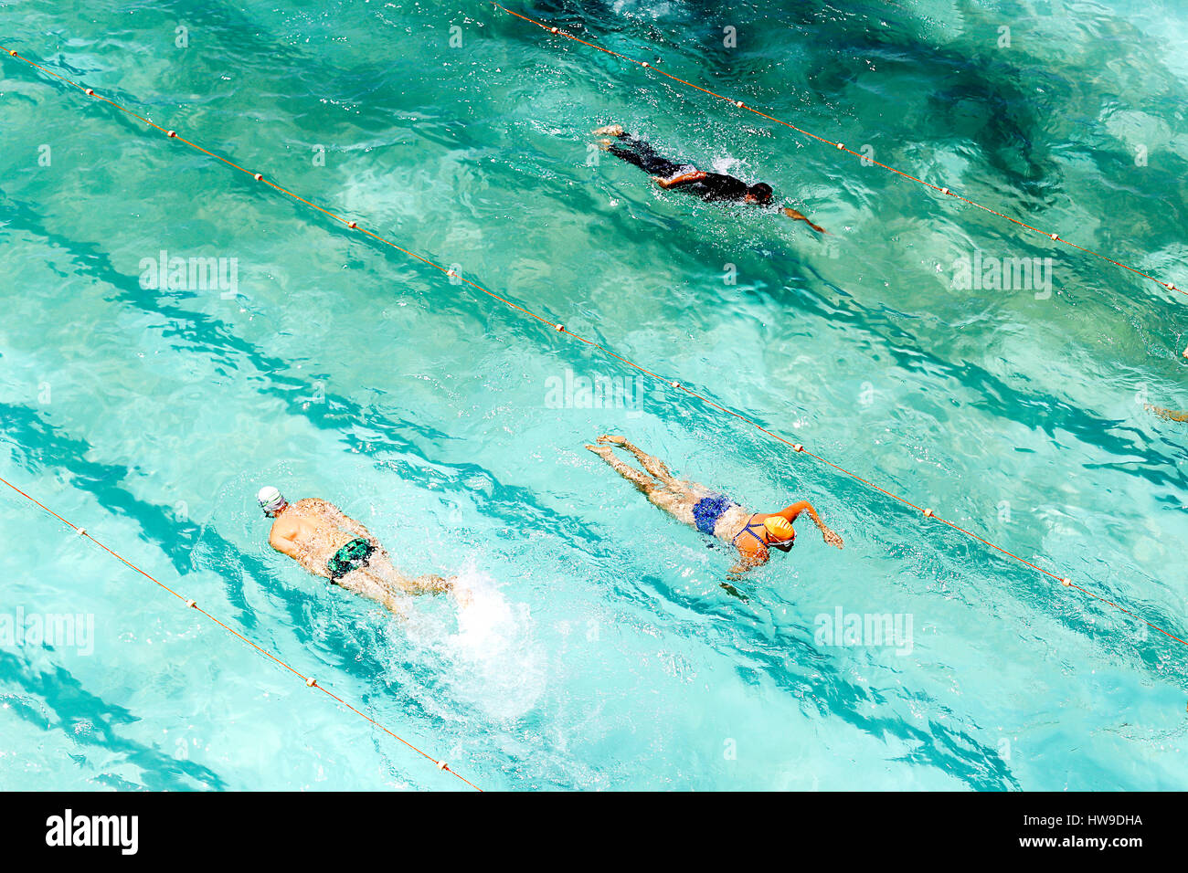 Des personnes non identifiées à des bains de Bondi à Sydney, Australie. Il s'agit d'un bassin de marée est ouverte à 1929. Banque D'Images