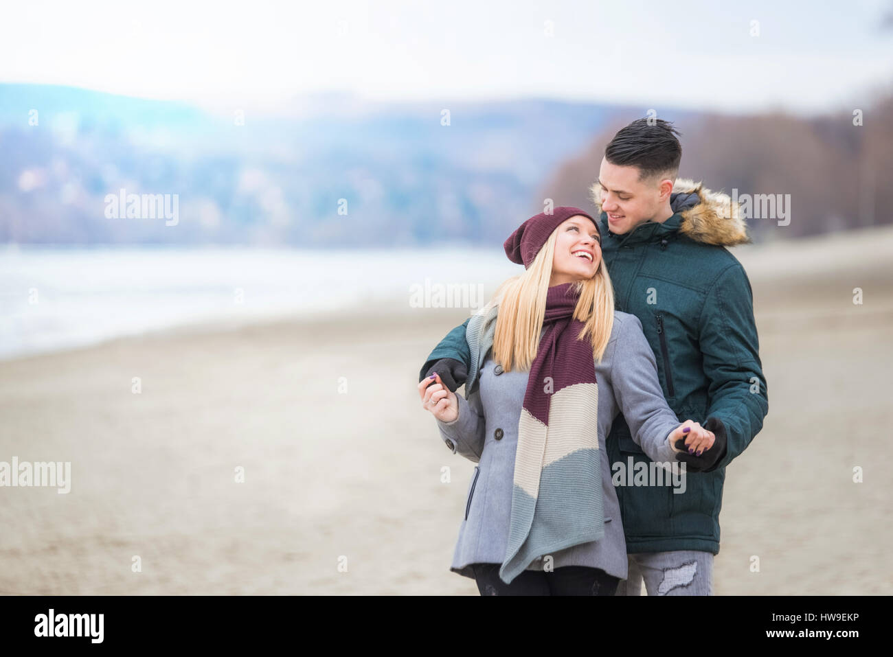 Happy young couple embracing à côté de la rivière Banque D'Images