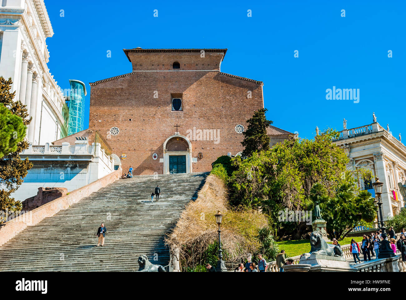 Façade de la Basilique de Santa Maria in Ara Coeli avec l'escalier monumental. Rome, Latium, Italie, Europe. Banque D'Images