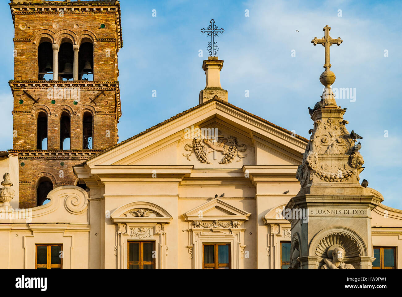 La basilique de Saint-barthélemy sur l'île - Basilica di San Bartolomeo all'Isola. Elle contient les reliques de Saint Barthélémy l'Apôtre. Rome, Laz Banque D'Images