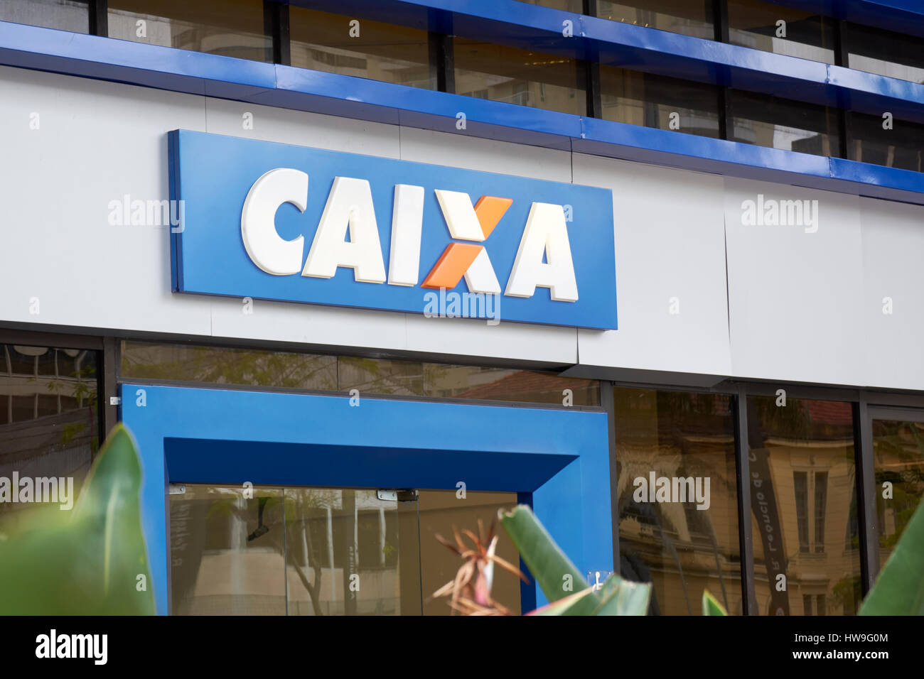 Sao Paulo, Brésil - 23 octobre 2016 : la construction et le logo de la banque Caixa Economica Federal. Est une institution financière, sous la forme d'une société publique o Banque D'Images