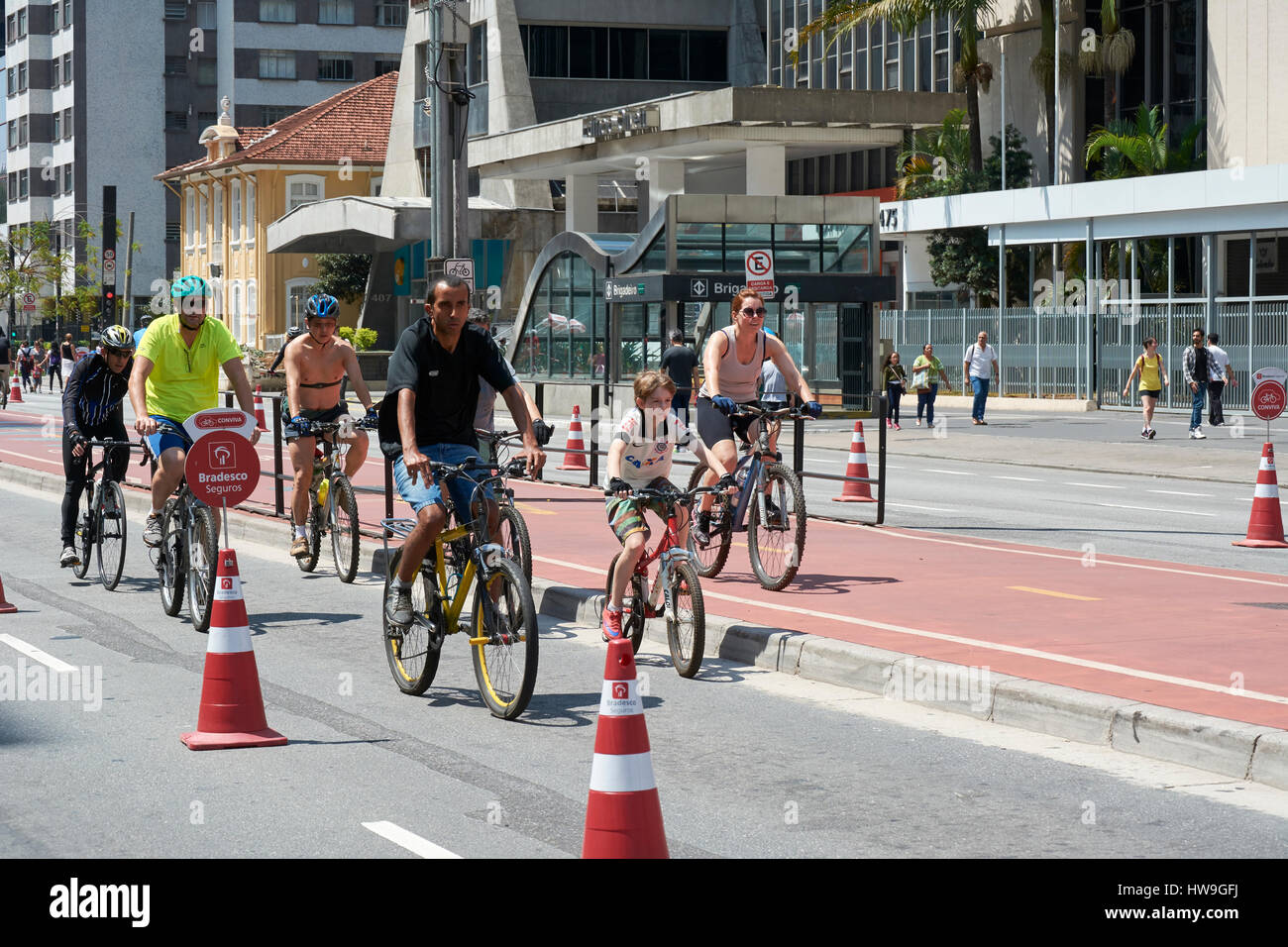 Sao Paulo, Brésil - 23 octobre 2016 : un dimanche ou un jour férié dans l'Avenue Paulista, où l'avenue est fermée aux véhicules à moteur et ouvert au public pour le plaisir, Banque D'Images