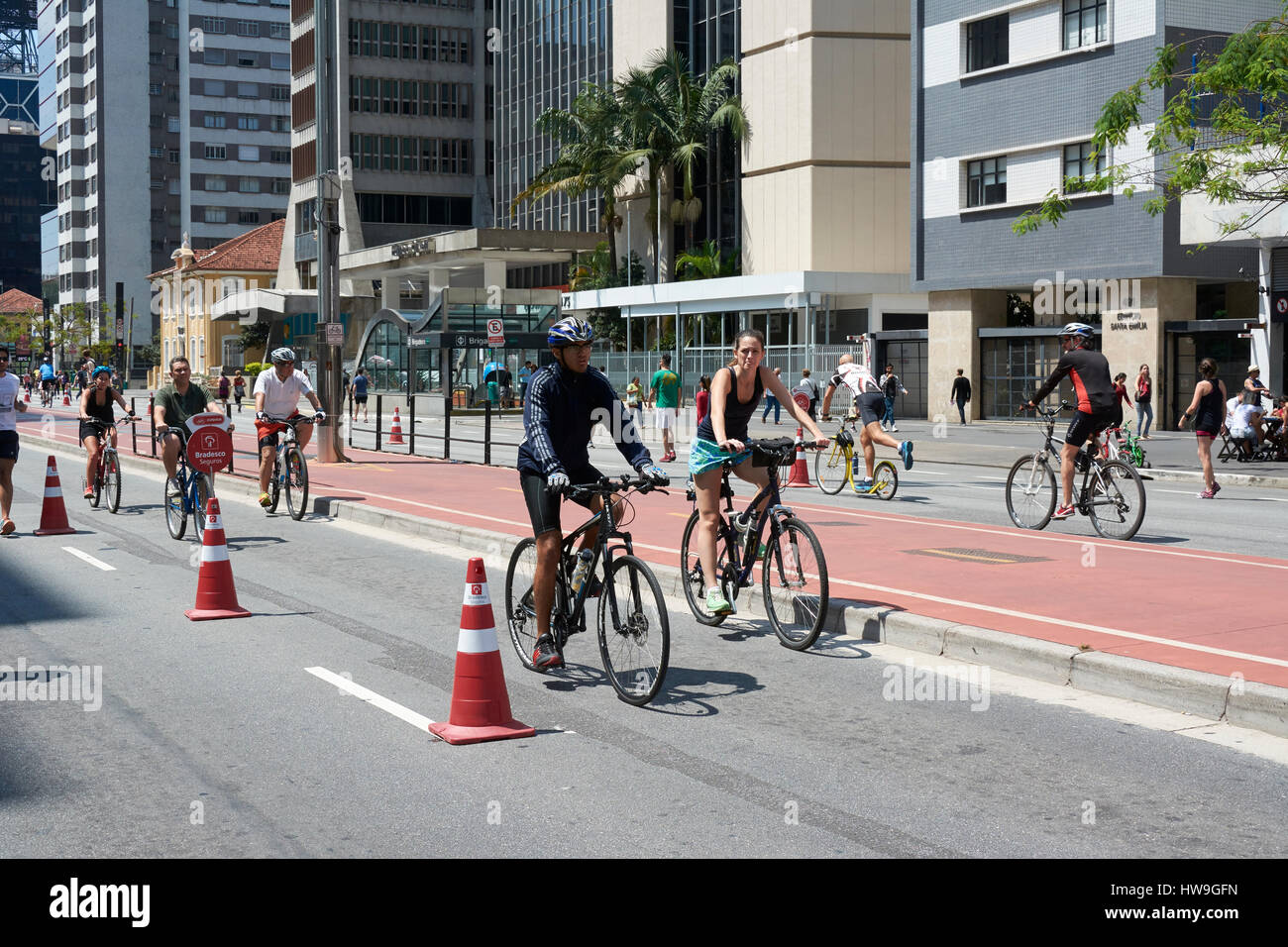 Sao Paulo, Brésil - 23 octobre 2016 : un dimanche ou un jour férié dans l'Avenue Paulista, où l'avenue est fermée aux véhicules à moteur et ouvert au public pour le plaisir, Banque D'Images