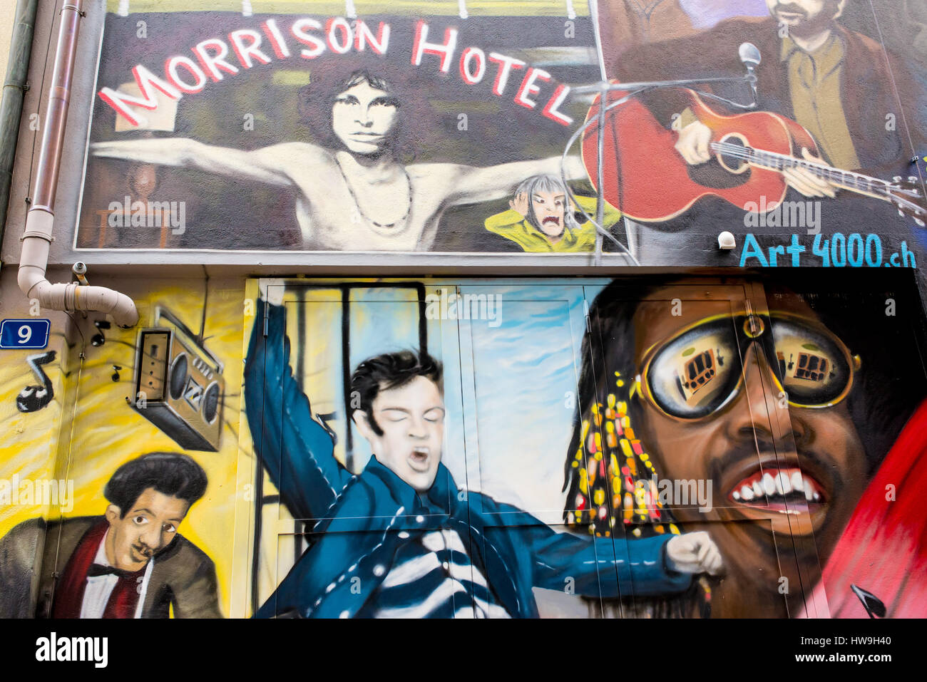Avec Graffiti divers classic rock legends et Jim Morrison en face du restaurant-bar 'L'Unique' peint par ART4000, Bâle, Suisse. Banque D'Images