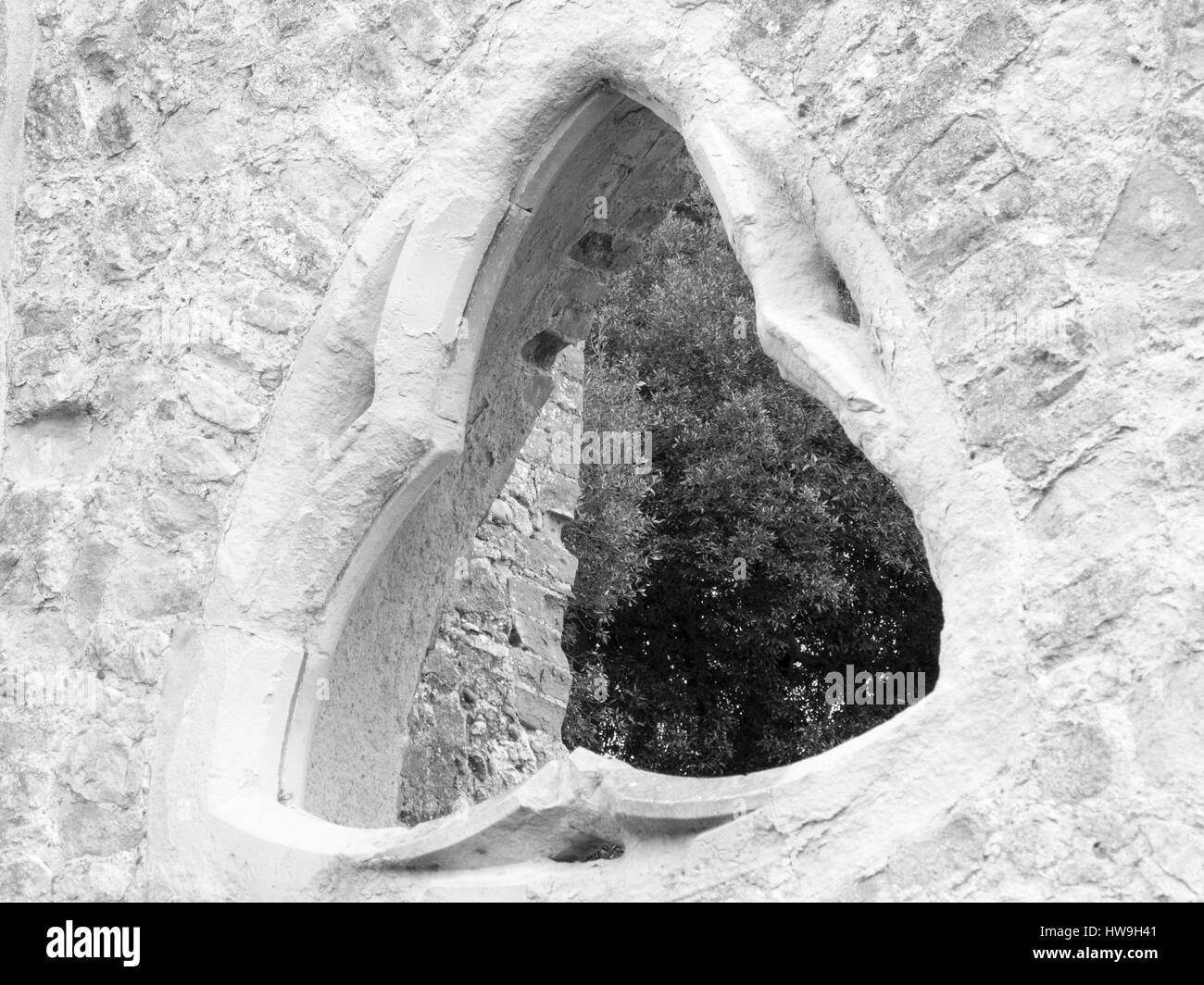 Une fenêtre d'un abandon de l'Eglise, brûlé des Banque D'Images
