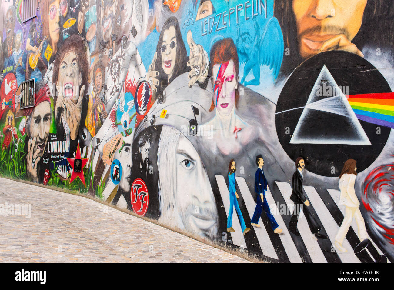 Le mur présente des portraits de rock stars comme Janis Joplin, Keith Richard, Mick Jagger, Morrison et les portes, Jimy Hendrix, les Who, Pearl Jam, Dave G Banque D'Images