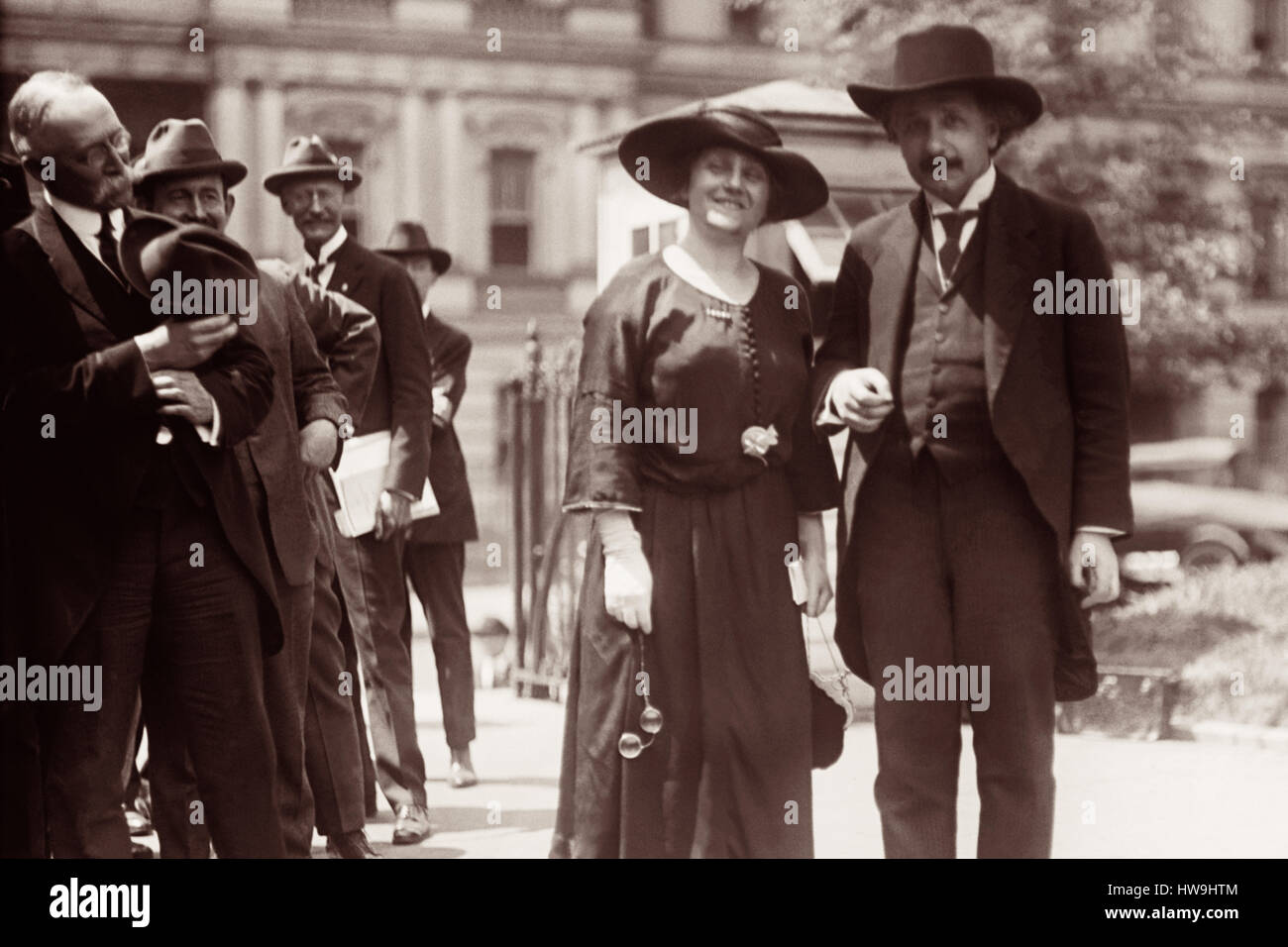 Albert Einstein et sa femme Elsa en face de l'État, la guerre, et la Marine Building à Washington, D.C. Au cours de leur voyage de 1921 aux États-Unis. 1921 est l'année Einstein a reçu le Prix Nobel de physique. Banque D'Images