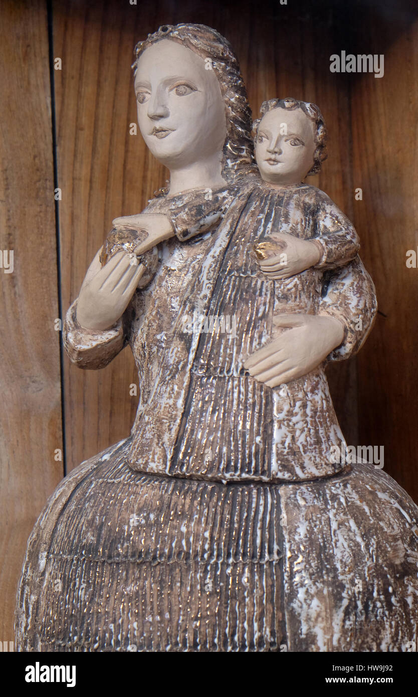 Vierge Marie avec l'enfant Jésus, statue le 13 décembre 2014 à Hallstatt, Autriche. Banque D'Images