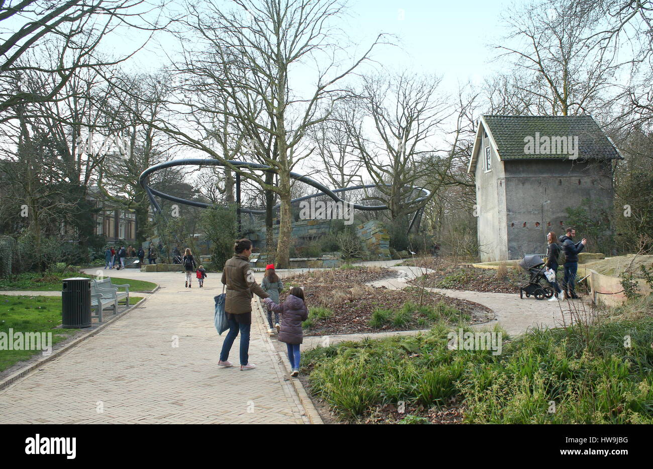 Stylos et boîtiers dans Artis Zoo d'Amsterdam, Amsterdam, Pays-Bas. En arrière-plan nouveau boîtier jaguar, ouvert en 2017. Banque D'Images