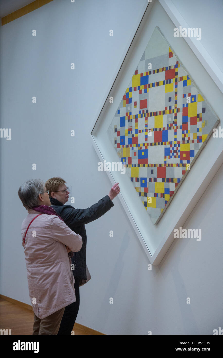 Les visiteurs qui cherchent à 'boogie woogie' ,peinture de peintre hollandais Piet Mondrian Banque D'Images