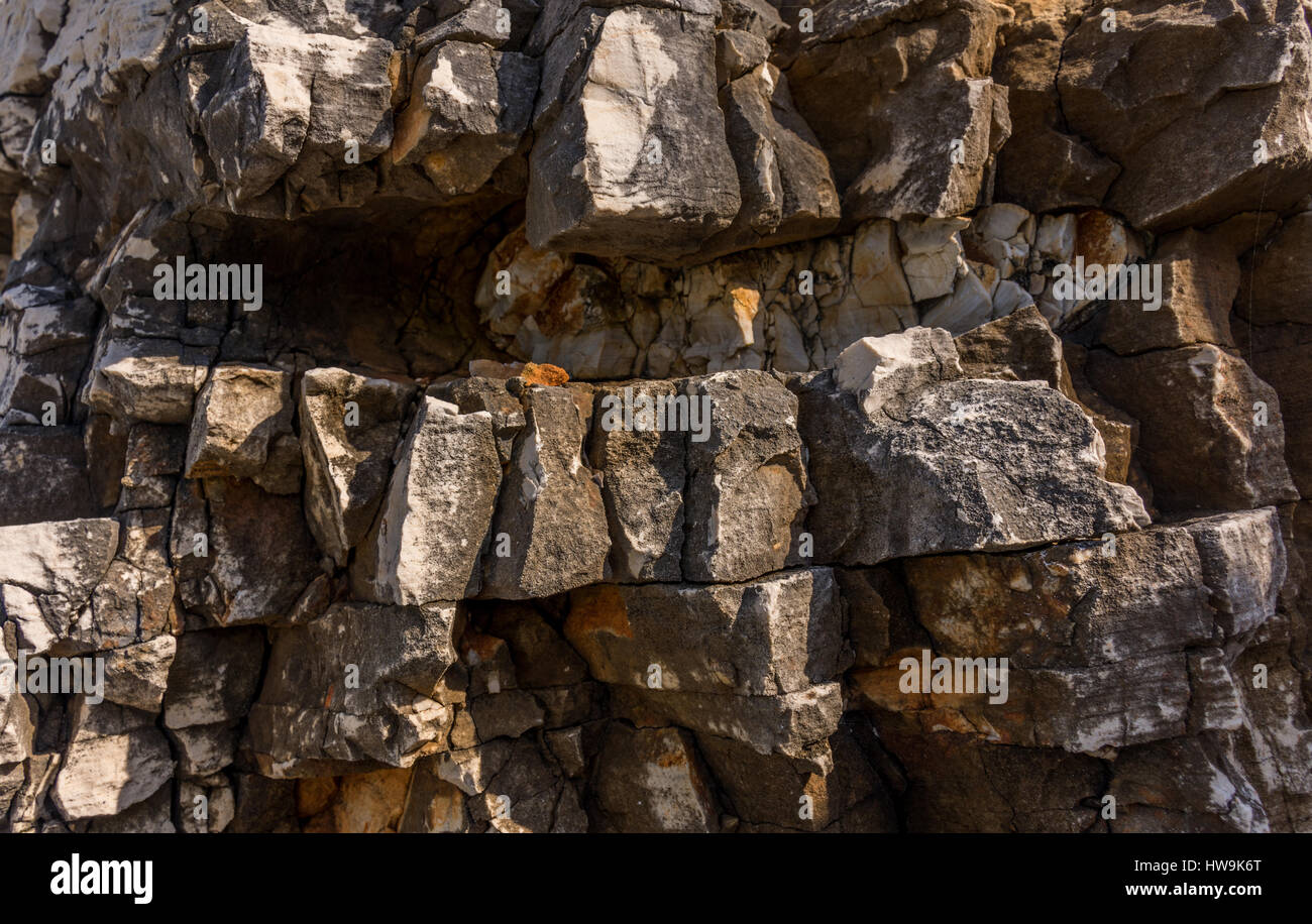 L'érosion côtière en mur de pierres naturelles, Kassiopi Corfou, Grèce Banque D'Images