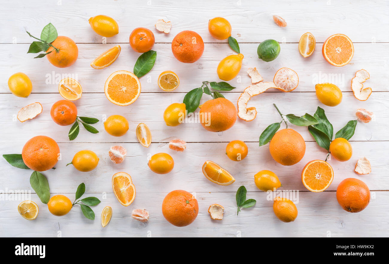 Les citrons et les oranges mûres sur la table en bois blanc. Vue d'en haut. Banque D'Images