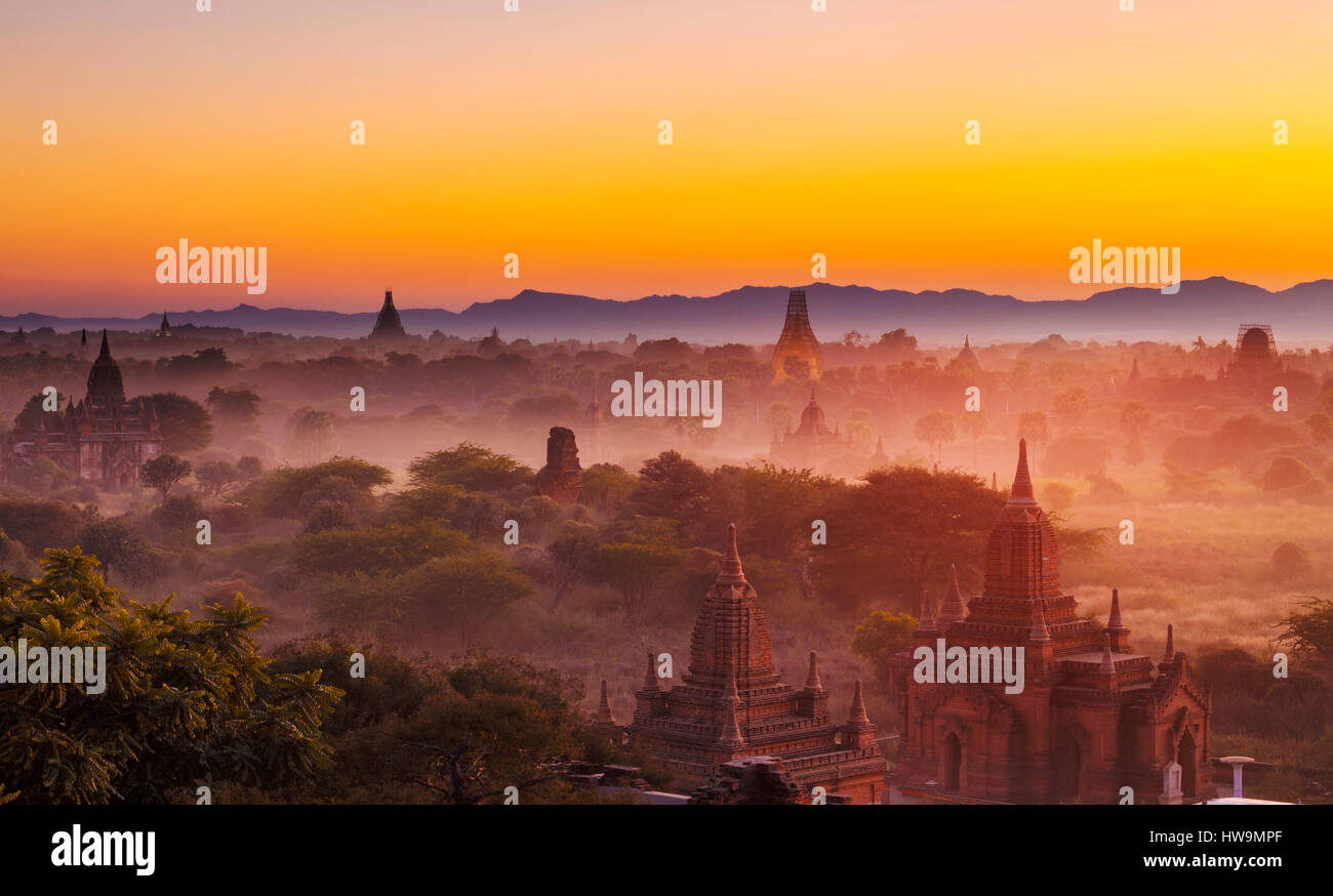 Vue panoramique de l'ancienne Bagan temple pendant heure d'or Banque D'Images