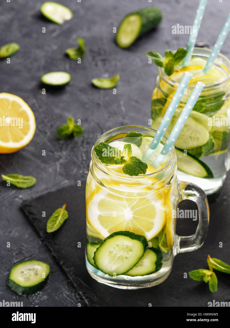 La désintoxication de l'eau avec le concombre, la Menthe et citron Banque D'Images