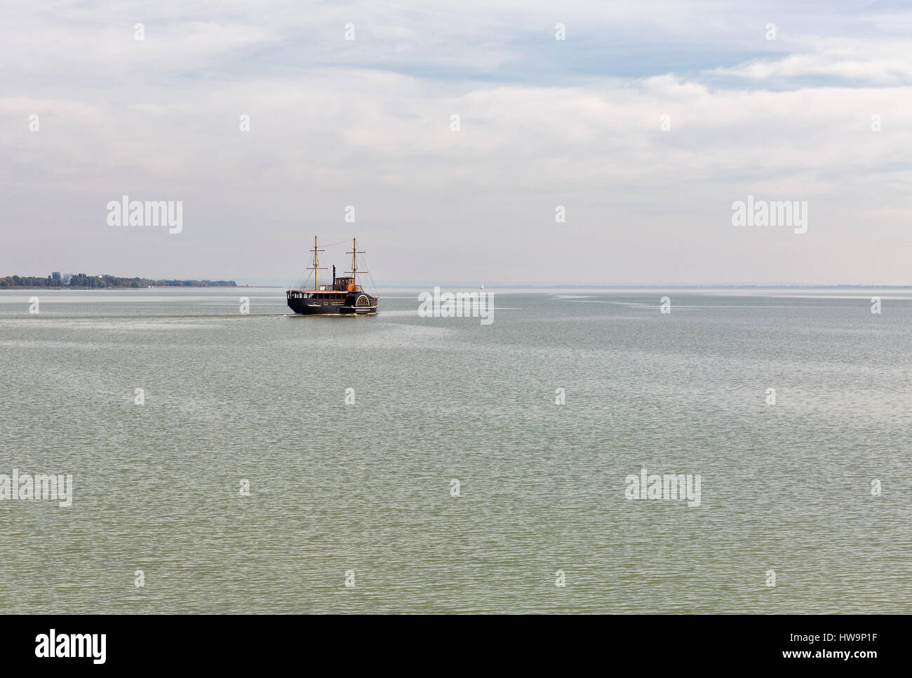 Lac Balaton paysage avec bateau à voile rétro touristique. Split, Croatie. Banque D'Images