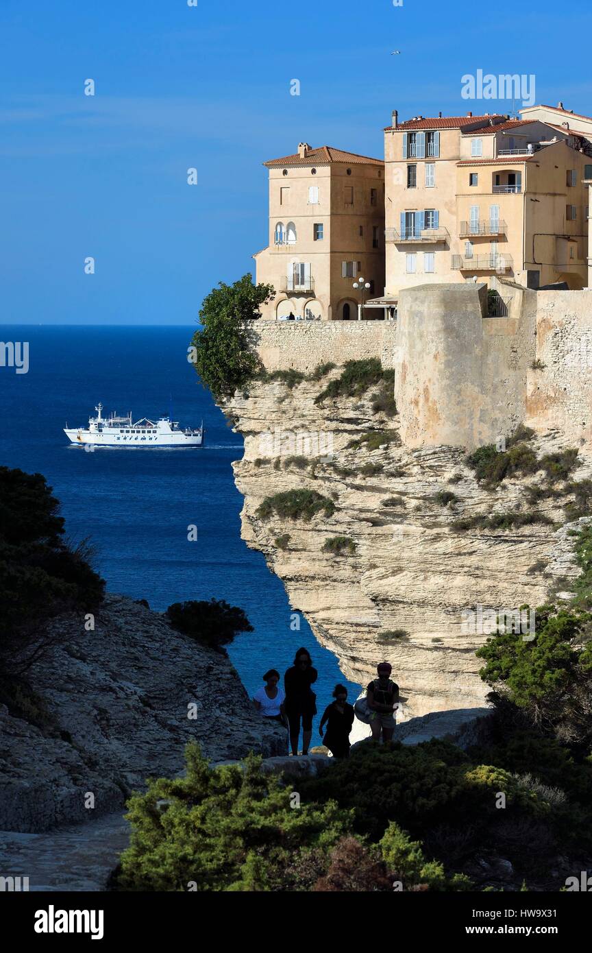 France, Corse du Sud, Bonifacio, la vieille ville ou ville haute perchée sur les falaises calcaires de plus de 60 mètres de haut et la connexion de ferry pour la Sardaigne Banque D'Images