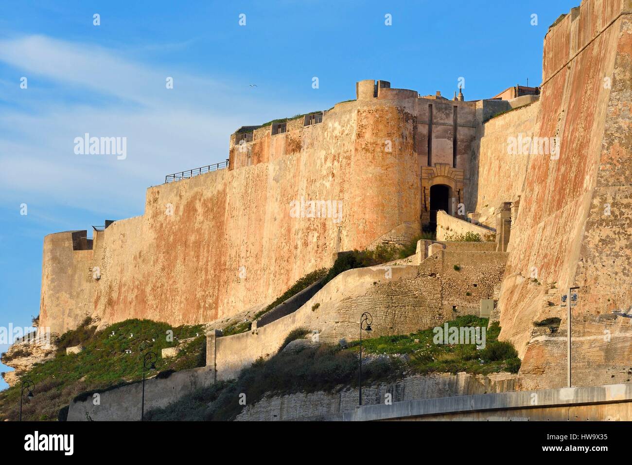 France, Corse du Sud, Bonifacio, ville haute, l'accès à la citadelle par Montée Saint Roch et Gênes Gate Banque D'Images