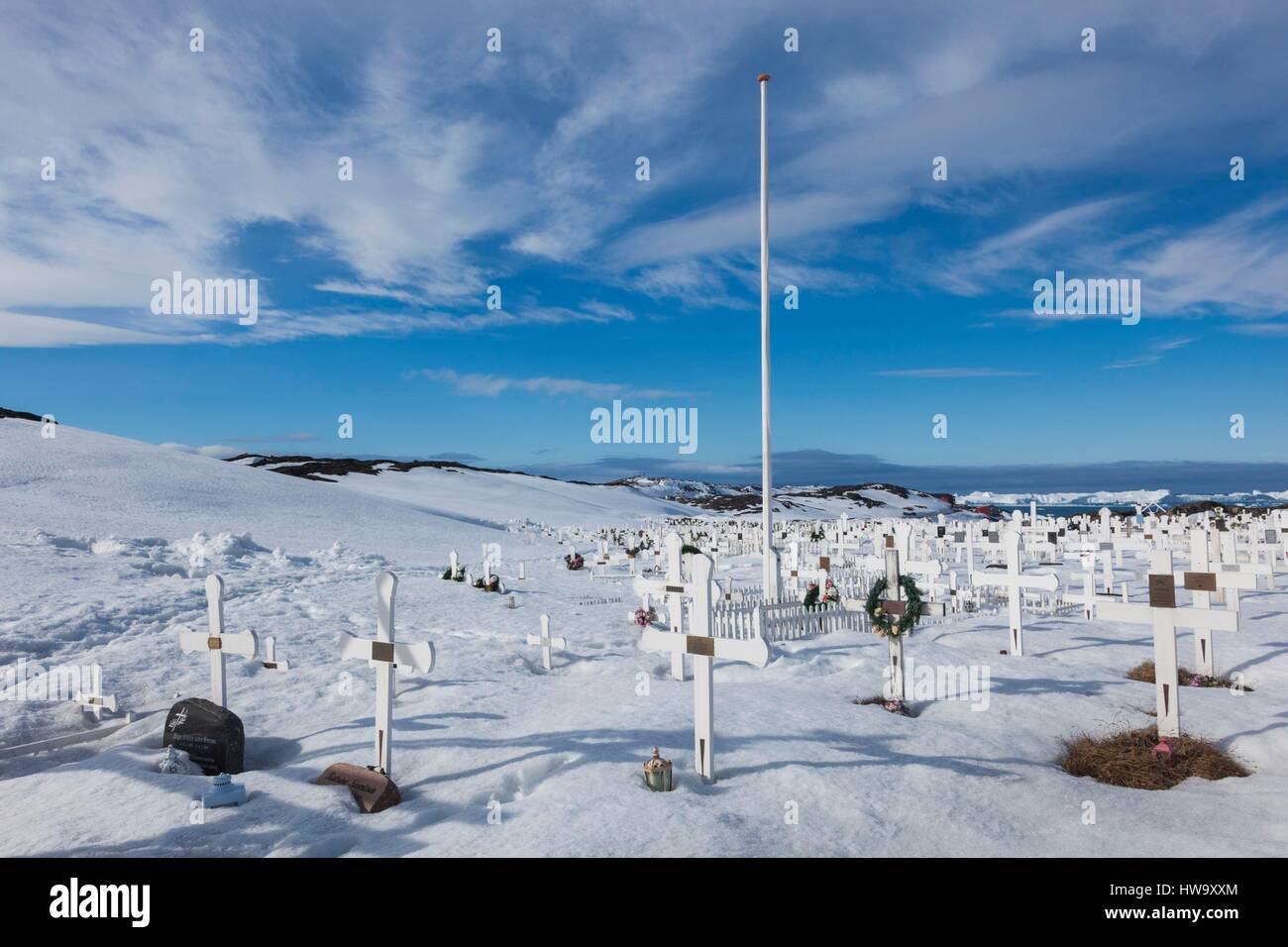 Le Groenland, baie de Disko, Ilulissat, bay cimetière côté sous la neige Banque D'Images