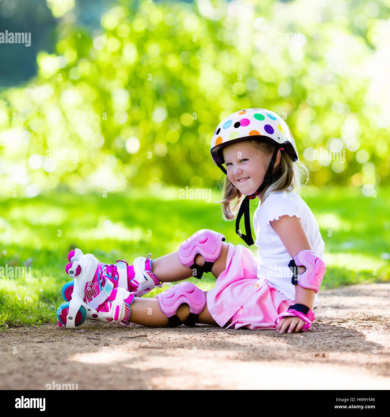 L'apprentissage de la petite fille en roller skate parc d'été