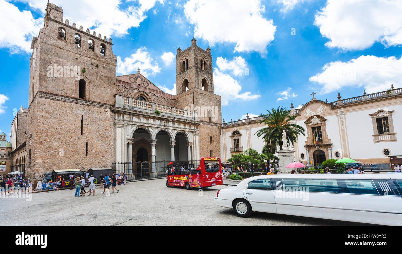 MONREALE, ITALIE - 25 juin 2011 : les gens et bus sur place du Duomo di Monreale ville en Sicile. La cathédrale de Monreale est l'un des plus grands exampl Banque D'Images