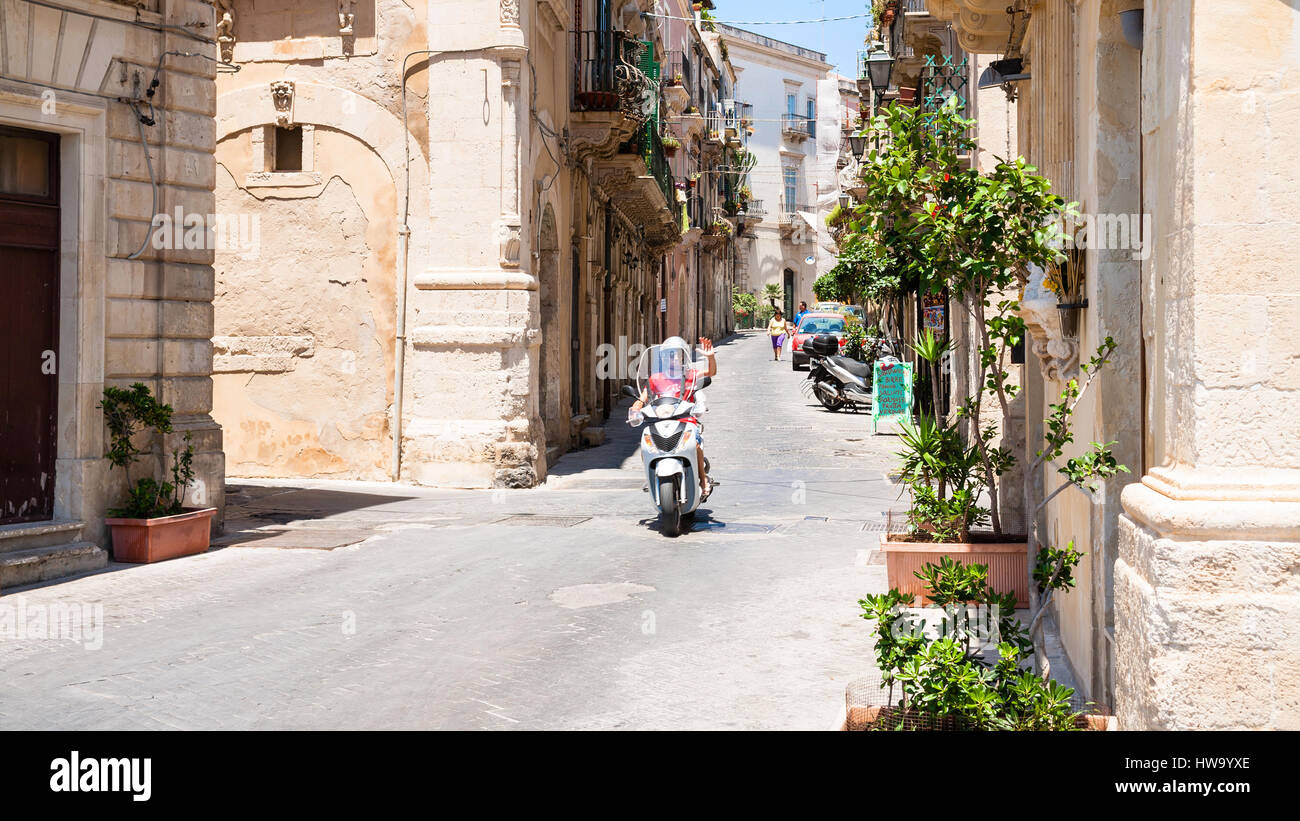 SYRACUSE, ITALIE - 3 juillet 2011 : scooter sur la rue via Roma en ville de Syracuse en Sicile. La ville est une ville historique en Sicile, la capitale de la provi Banque D'Images