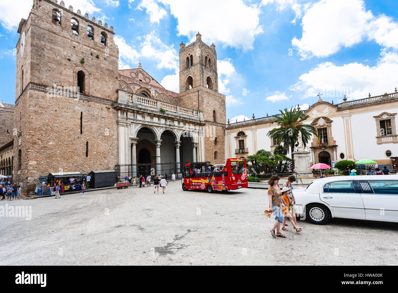 MONREALE, ITALIE - 25 juin 2011 : les touristes et les bus sur place du Duomo di Monreale ville en Sicile. La cathédrale de Monreale est l'un des plus grands exam Banque D'Images