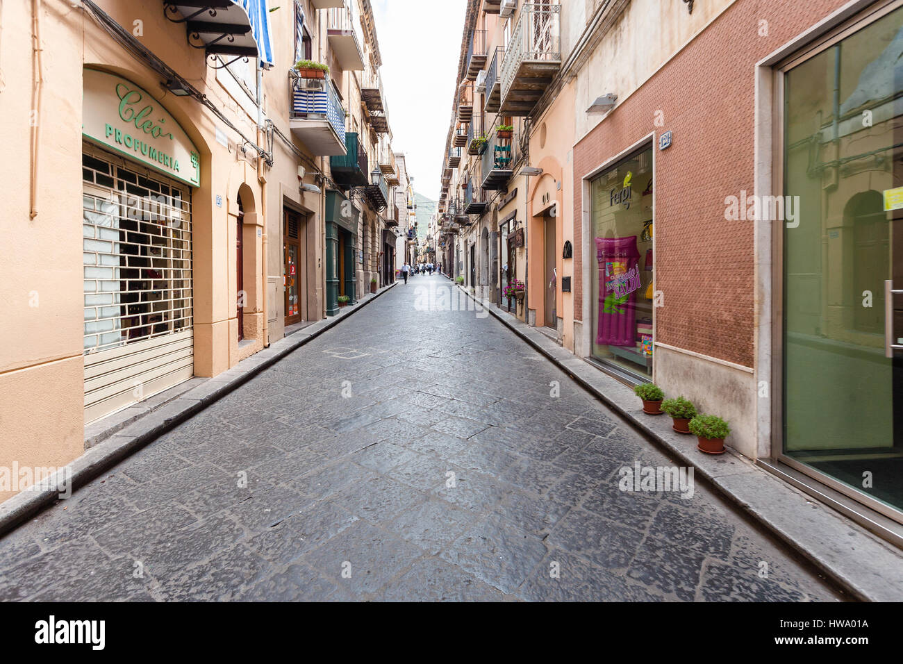 CEFALU, ITALIE - 25 juin 2011 : Corso Ruggero street à Cefalu en Sicile. La ville est l'une des principales attractions touristiques dans le reg Messine - Palerme Banque D'Images