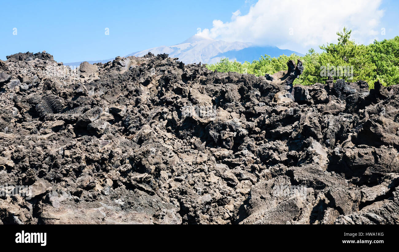 Voyage d'Italie - flux de lave pétrifiées après l'éruption du volcan Etna en Sicile Banque D'Images