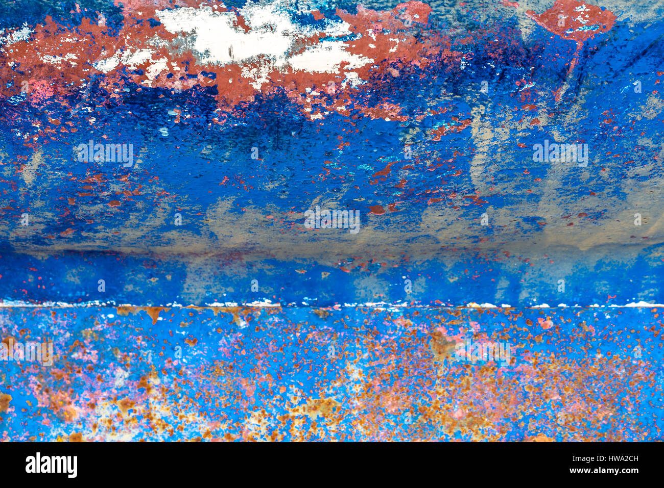 Close up des schémas de peinture bleue écaillée sur coque de bateau Banque D'Images