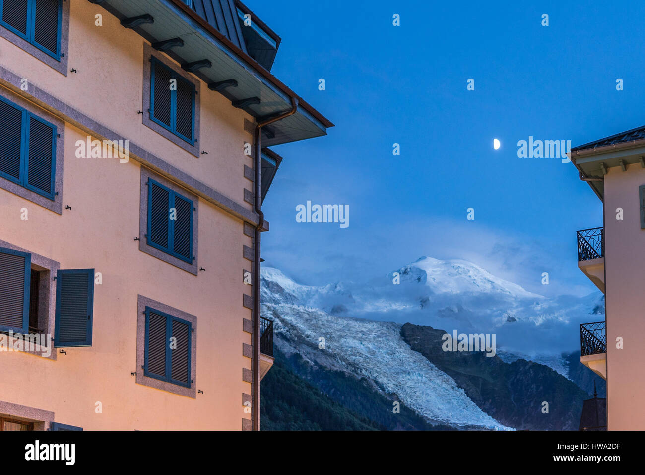 Lune allumé sur les Alpes à Chamonix, France Banque D'Images