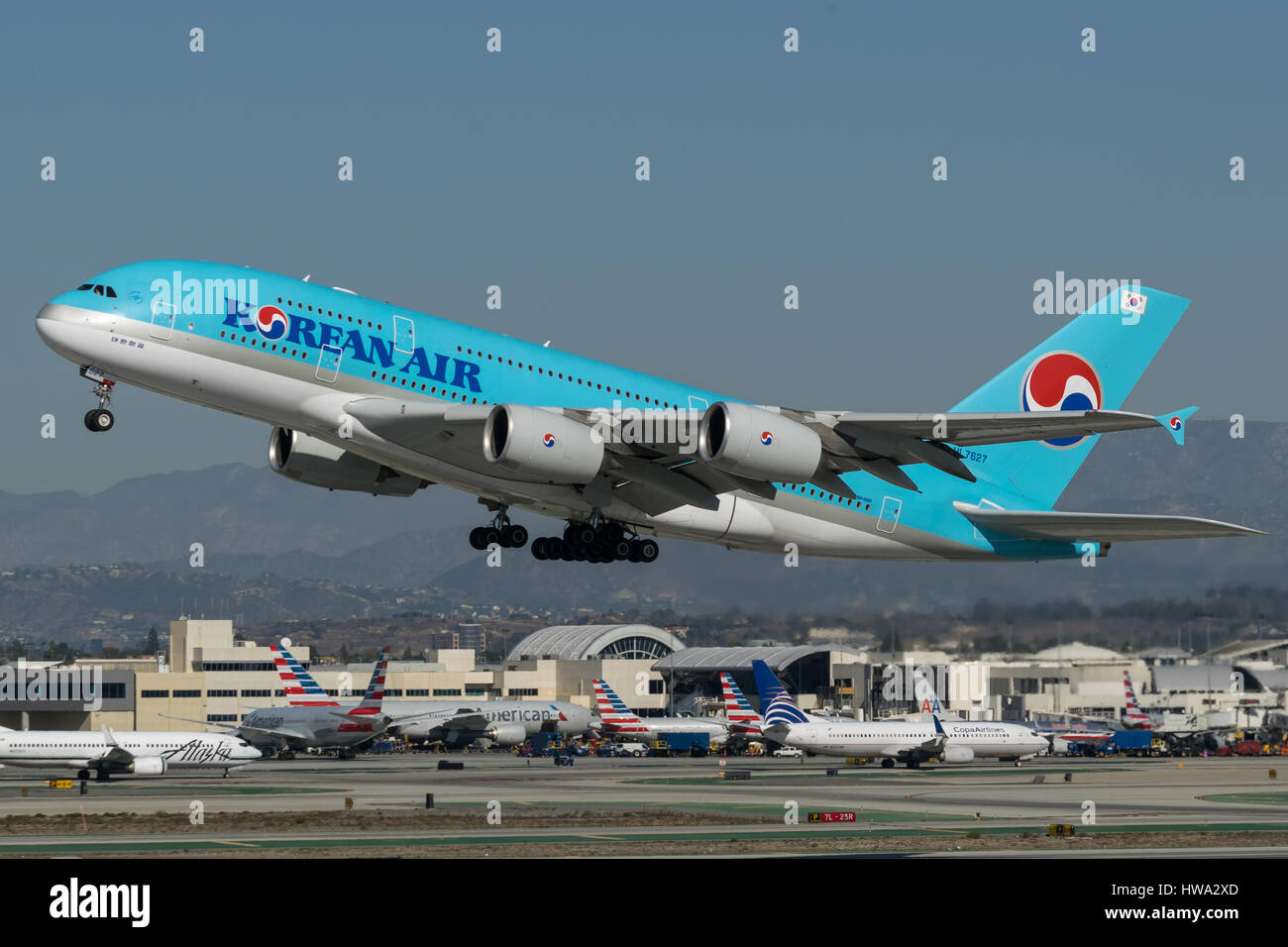 Korean Air Airbus A380 qui décolle de l'aéroport de Los Angeles. Banque D'Images