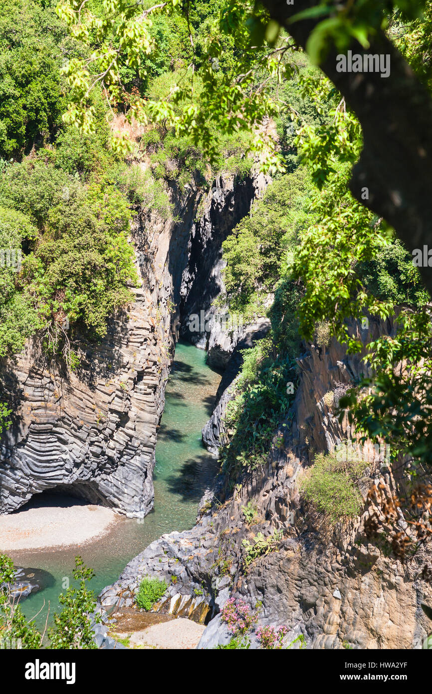 Voyage d'Italie - vue ci-dessus de la rivière Alcantara en Gole dell'Alcantara en Sicile en journée d'été Banque D'Images