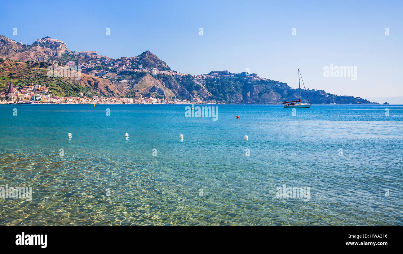 Voyage d'Italie - vue de Taormina ville sur la montagne de Cape Taormina et Giardini Naxos Resort sur la côte de la mer Ionienne en Sicile en journée d'été Banque D'Images