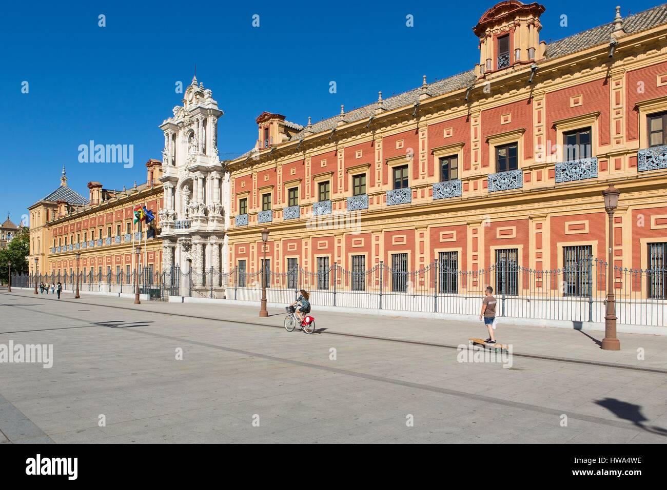 Espagne, Andalousie, Sevilla, cycliste en face de l'établissement Palacio San Telmo construit en 1682 De nos jours l'hôte de la présidence de la Junta de Andalucia, examiner Banque D'Images