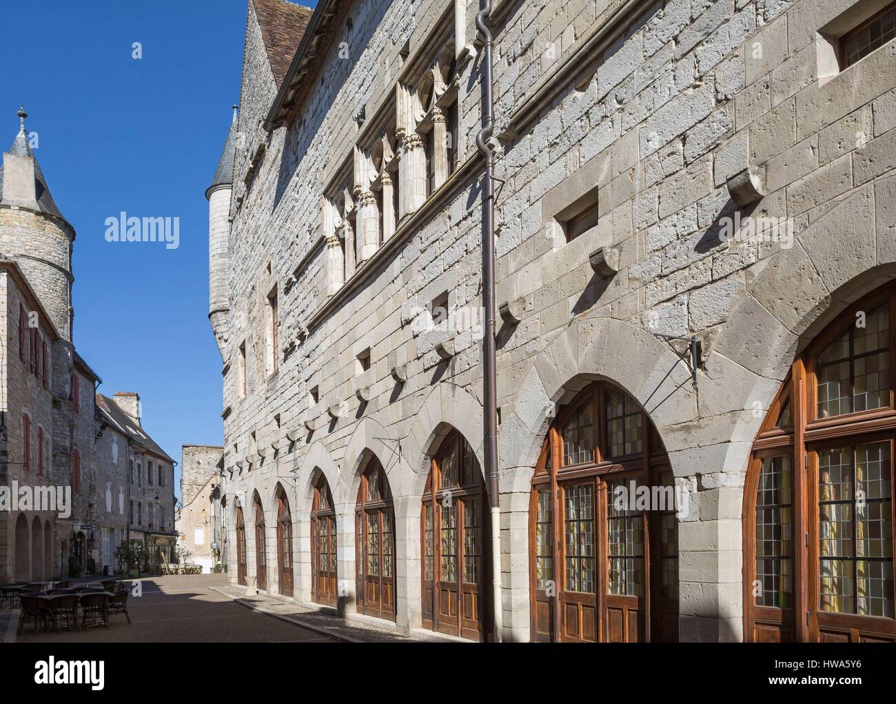 France, Lot, Martel, Palais de la Raymondie 13e siècle, façade sud avec ses arcades Renaissance rénové Banque D'Images