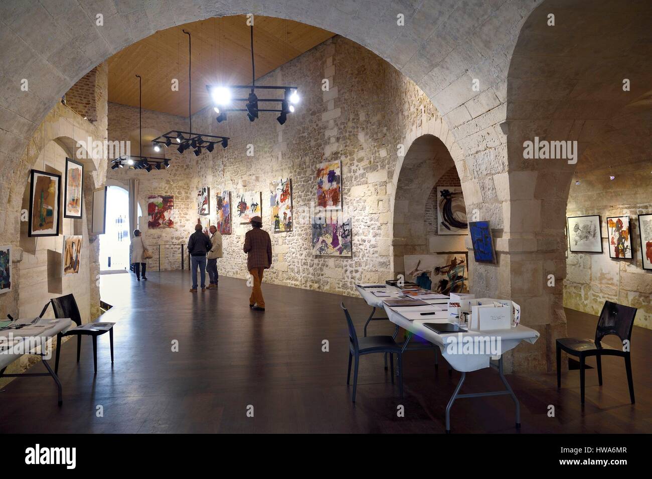 La France, Charente-Maritime, La Rochelle, à l'intérieur de la Porte Maubec  Maubec (Gate) convertie en salle d'exposition Photo Stock - Alamy