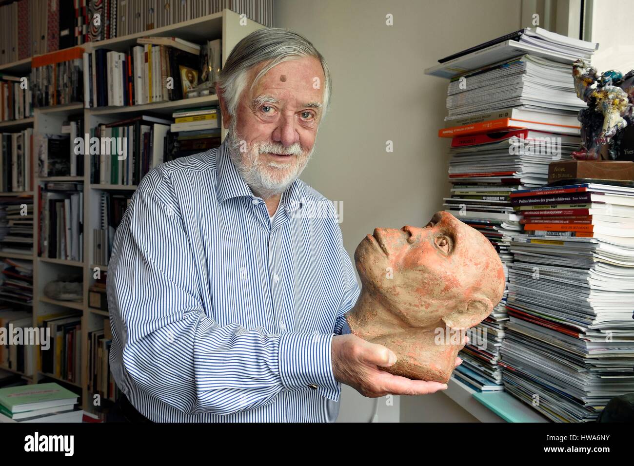 France, Paris, le paléontologue et paleoanthropologist Yves Coppens, professeur au Collège de France, dans le bureau de son domicile à Paris, Banque D'Images