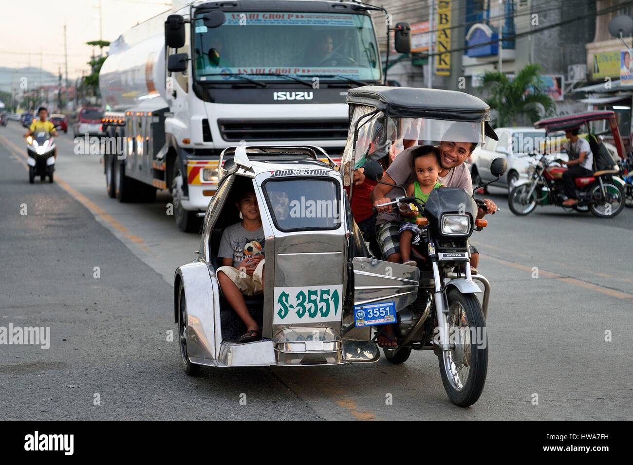 Philippines, province de Nueva Ecija, Bambang, tricycle taxi moto dans la rue principale Banque D'Images