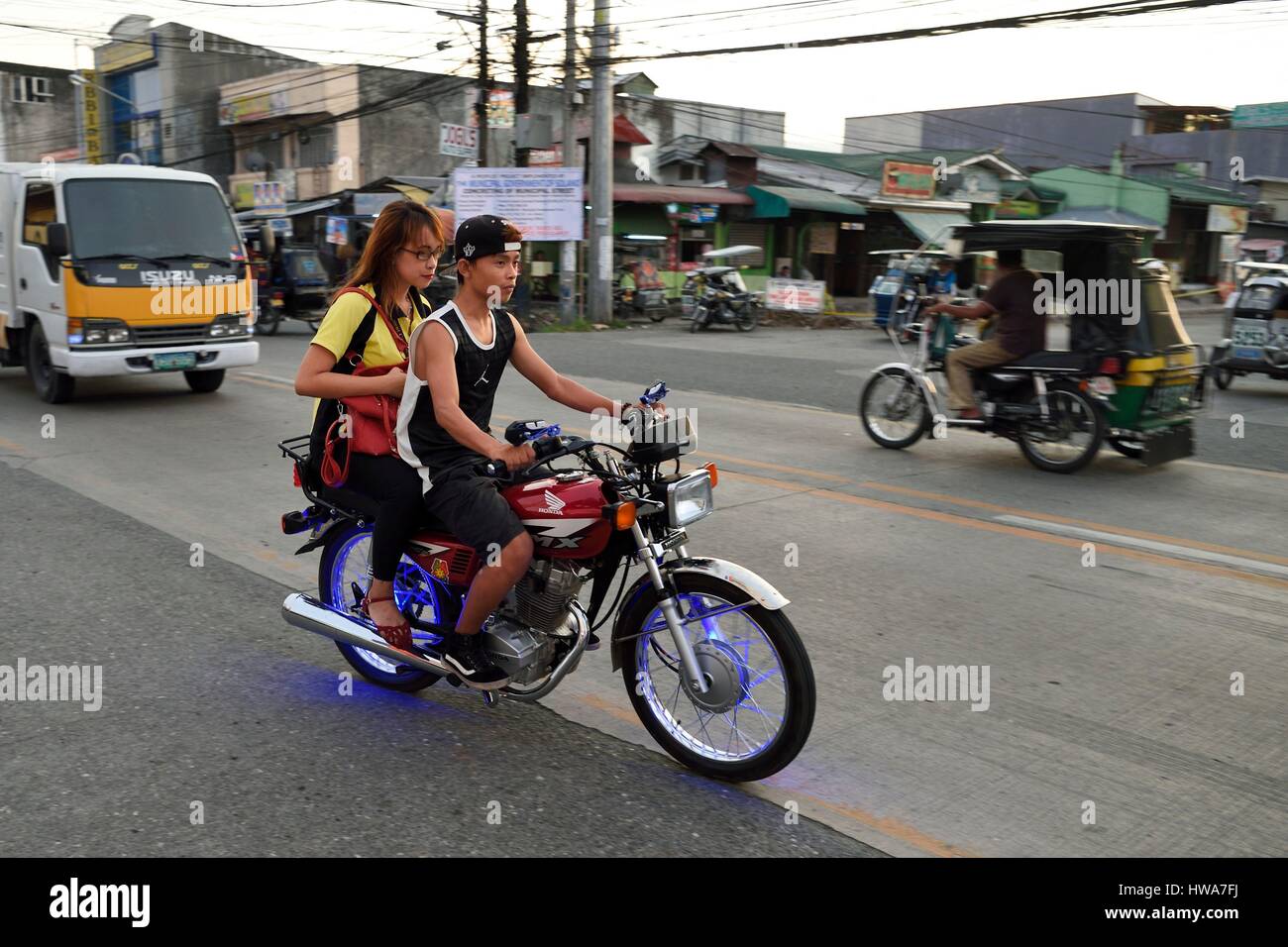 Philippines, province de Nueva Ecija, Bambang, moto personnalisée dans main street Banque D'Images