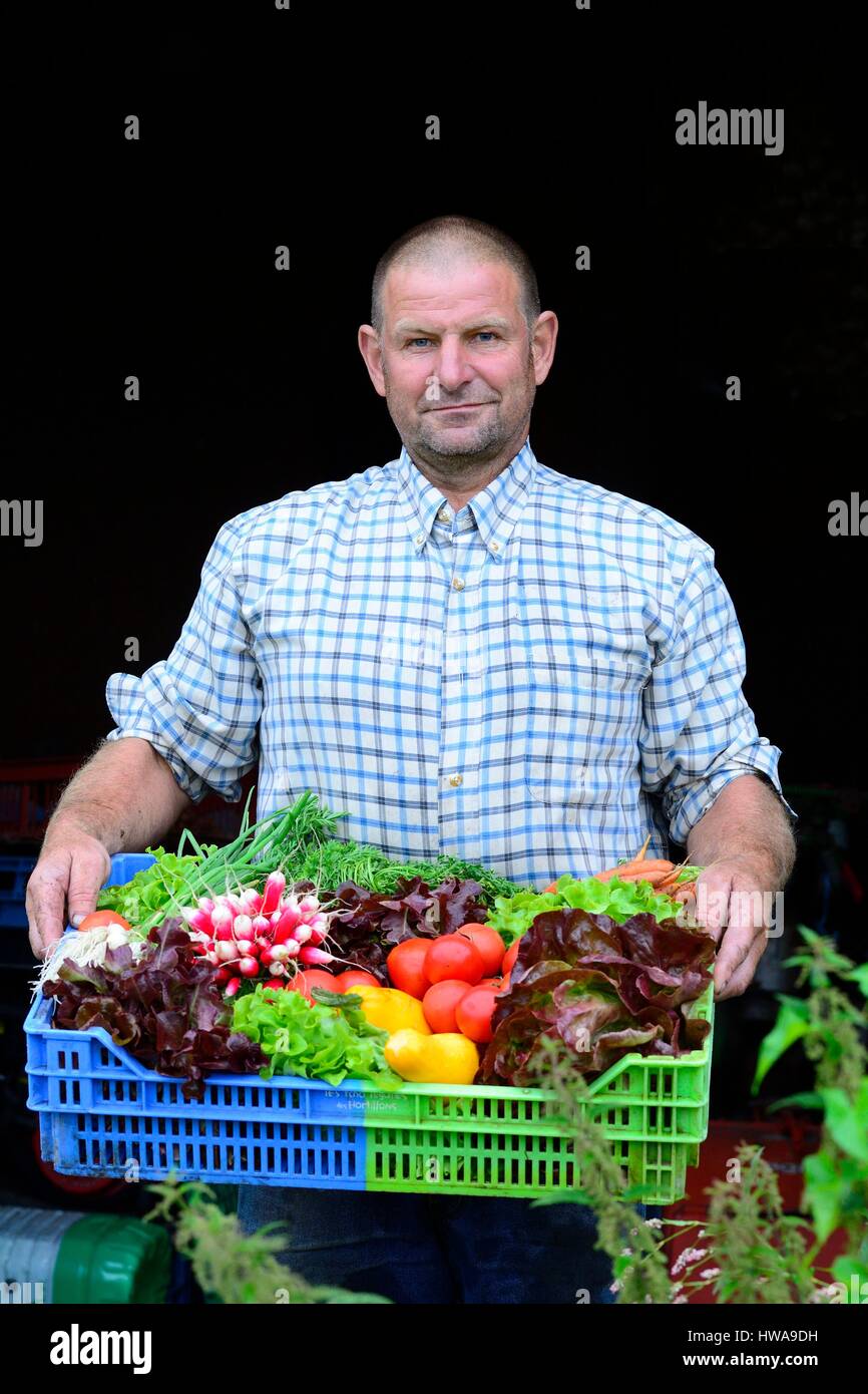 France, Picardie, Amiens, les hortillonnages, jardins flottants, François  Parmentier, jardinier avec un panier de légumes frais Photo Stock - Alamy